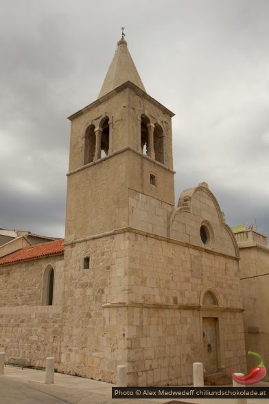 20150401-095751_turm_und_eingang_der_kirche_sv_jurja