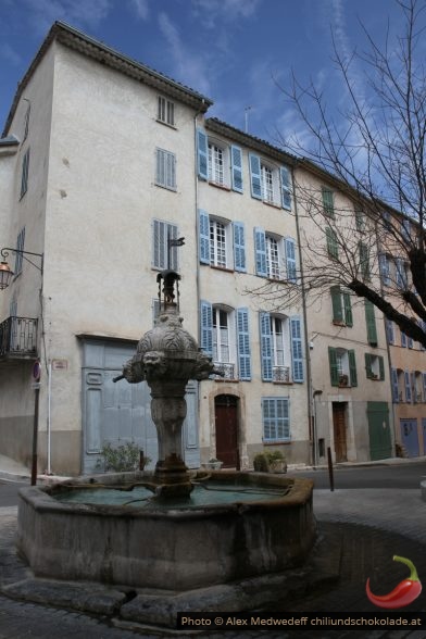 20160325-124308_fontaine_des_deux_places_a_cotignac