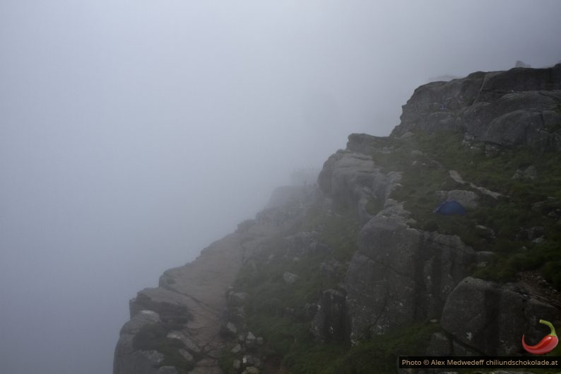 Brume dense peu avant Preikestolen