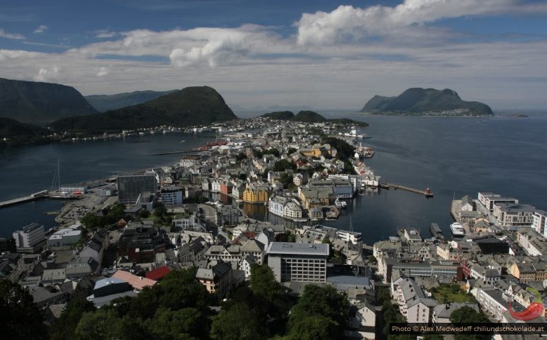 Ålesund est située sur un archipel, dont elle occupe trois des îles extérieures occidentales, Heissa, Aspøy et Nørvøy, qui entourent un port pittoresque. Fondée en 1824, la ville est le débouché maritime du Sunnmøre et un important port de pêche aux harengs.