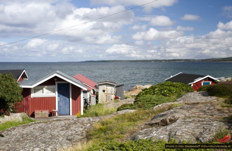 Cabanes sur la côte rocheuse près de Tylösand