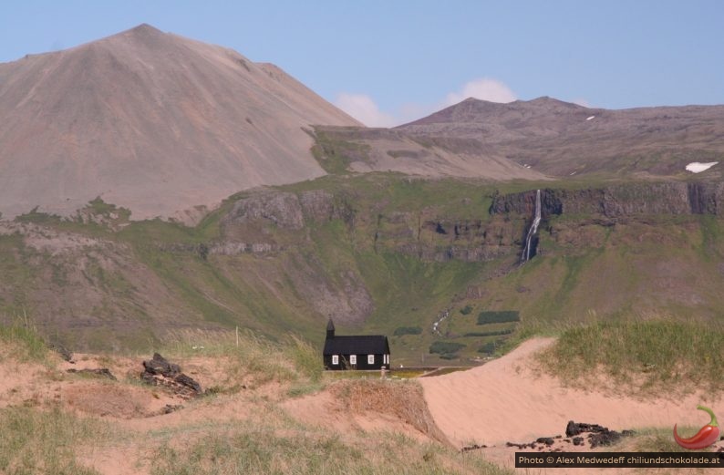 Kirche Búðir mit Mælifell und Bjarnarfoss