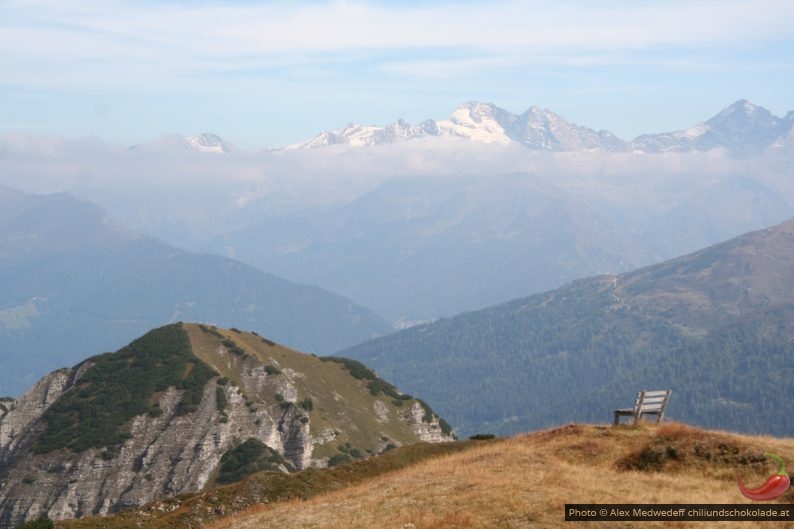 Bank am Padasterjoch vor dem Olperer