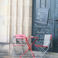 Tisch und zwei Sessel vom Kirchenbistro