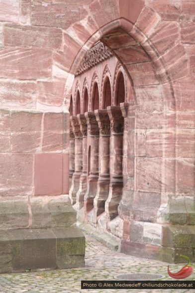 Romanische Bögen an der Rückseite des Basler Münsters