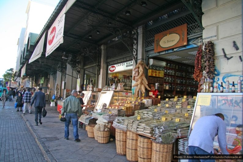 Läden an der Aussenseite der Markthalle in Athen