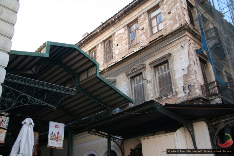 Überdachte Gasse rund um die Markthalle in Athen