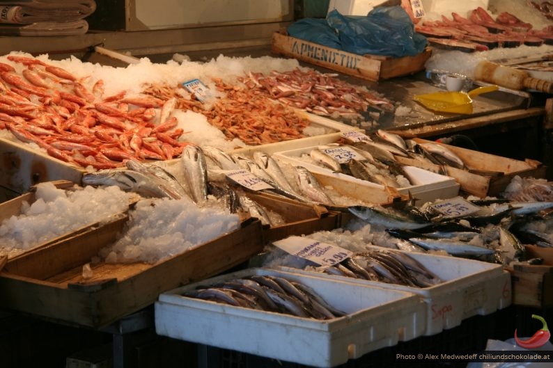 Fischhändler in der Markthalle in Athen