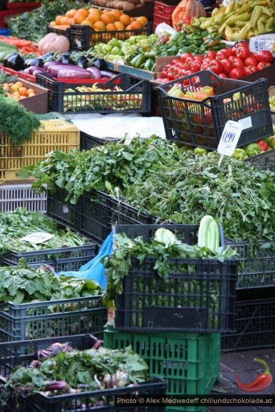 Kisten mit Salat und anderem Gemüse