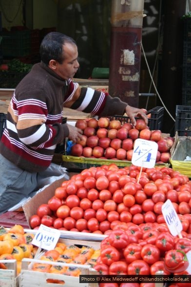 Ein Händler schlichtet Äpfel