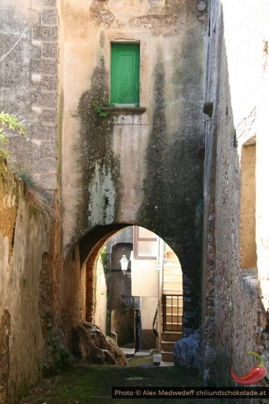 Passage voûté dans le village de Camerota