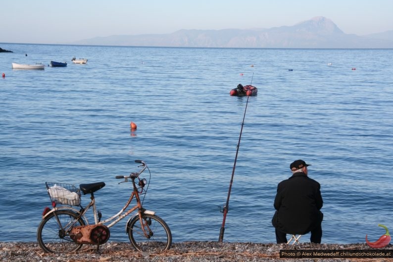 Un pêcheur sur la plage de Praia a Mare