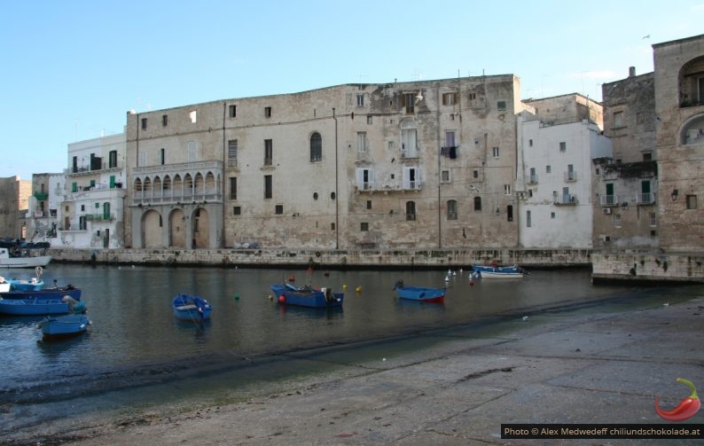 Façade de palais vénitien sur l'ancien port de Monopoli