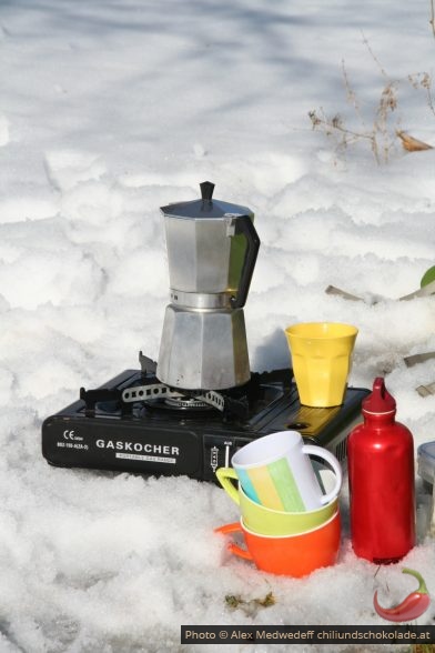 Tischgaskocher und Espressokanne im Schnee