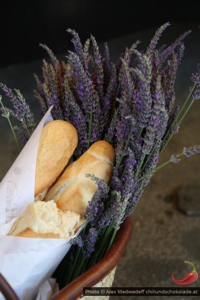Du pain et de la lavande sur le marché de Valensole