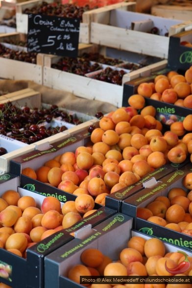 Cagettes d'abricots et de cerises au marché d'Apt