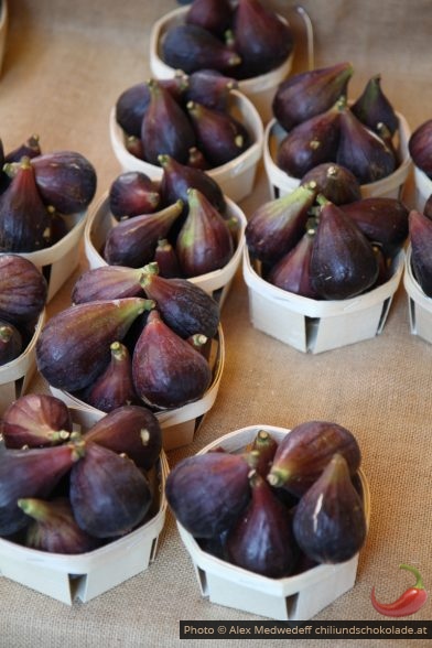 Paniers de figues au marché d'Apt