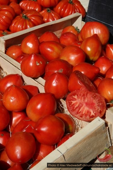 Cagettes de tomates au marché d'Apt