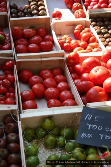 Cagettes de tomates anciennes au marché d'Aups
