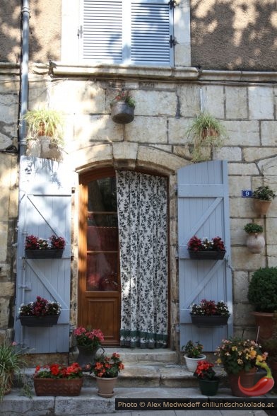 Porte sur rue avec pots de fleurs