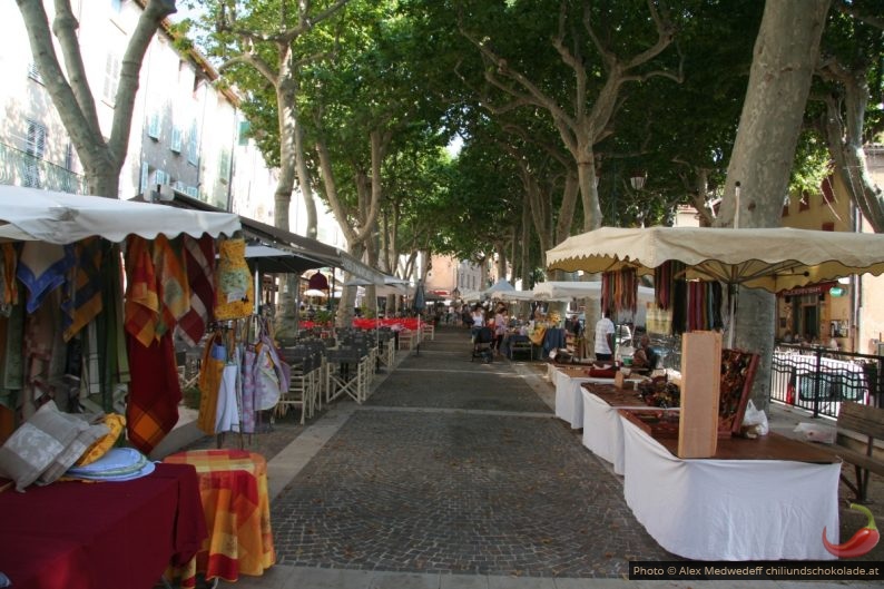 Cours de Cotignac un jour de marché