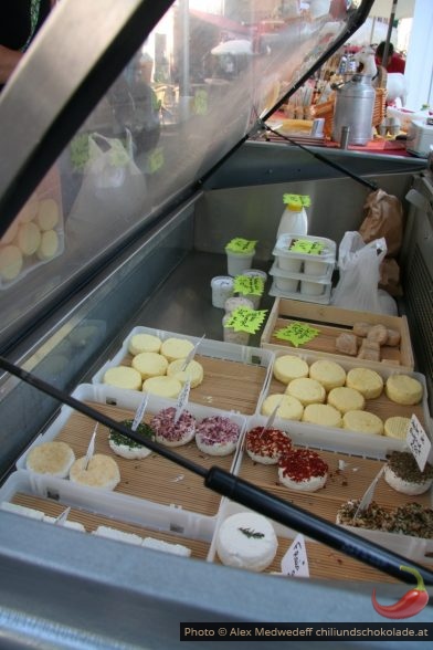 Vitrine de fromages de chèvre au marché de Cotignac