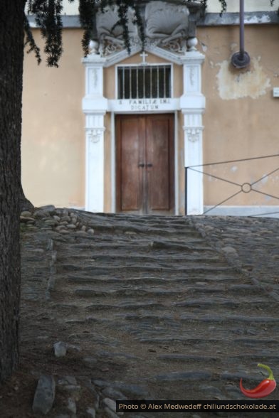 Natursteinplfaster und -treppe