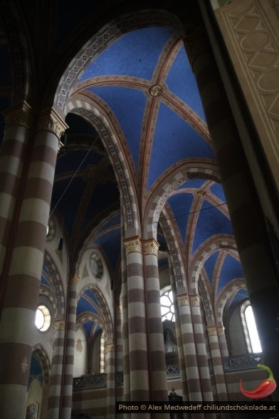 Blaue Deckengewölbe im Dom von Alba