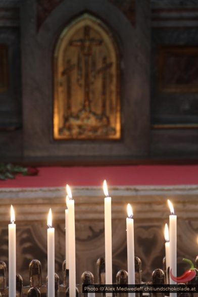 Kerzen vor einem Seitenaltar