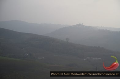 Hügelkulisse im herbstlichen Nebel