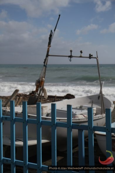 Eingewinterte Boote am Strand von Cogoleto