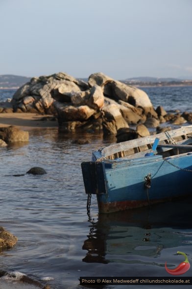 Rochers et bateau de pêche dans la Baia di Liscia