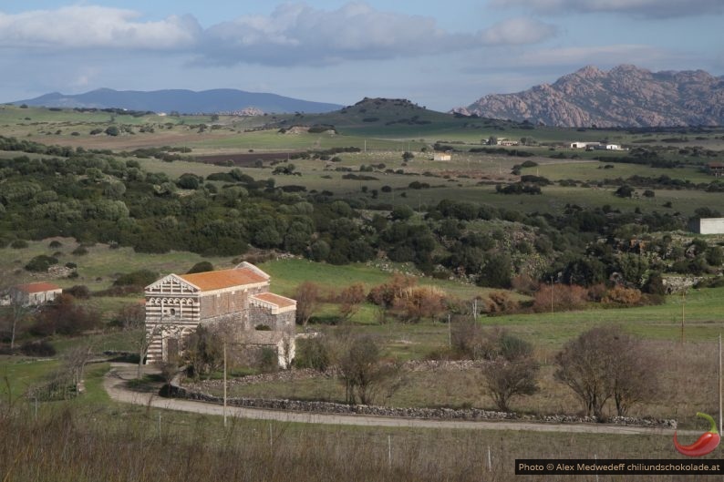 San Pietro di Simbranos seule dans la campagne