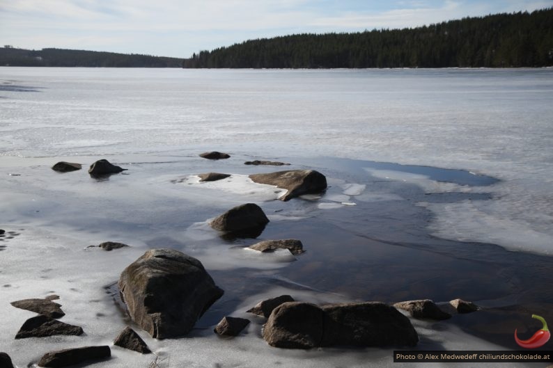 Rochers dans le lac Rällsjön gelé