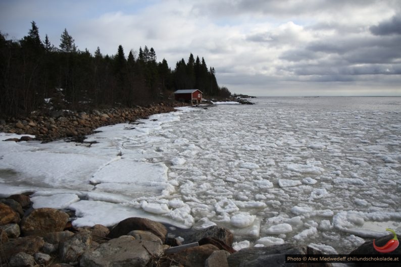 Kallviken avec glaçons chamboulés par les vagues