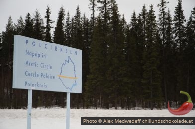 Panneau marquant le cercle polaire arctique