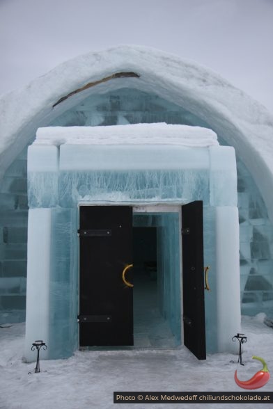 Porte de la chapelle de l'hôtel de glace de Jukkasjärvi