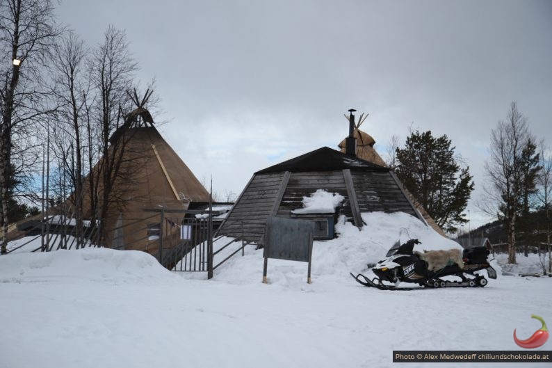 Tente sami et immeuble dans le même style