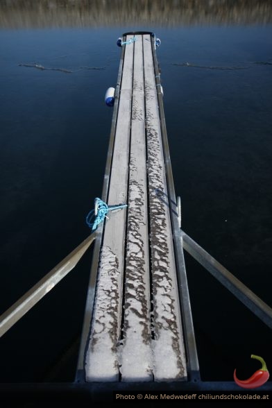 Ponton flottant couvert de givre