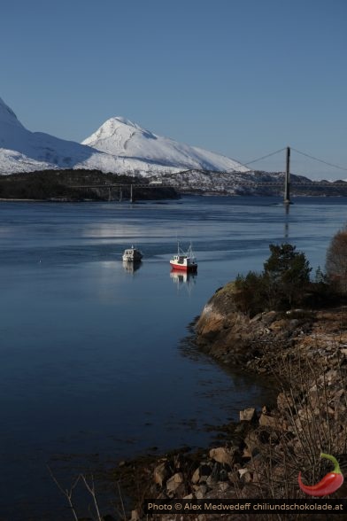 Pont sur le Kjerringvikstraumen et Valletinden