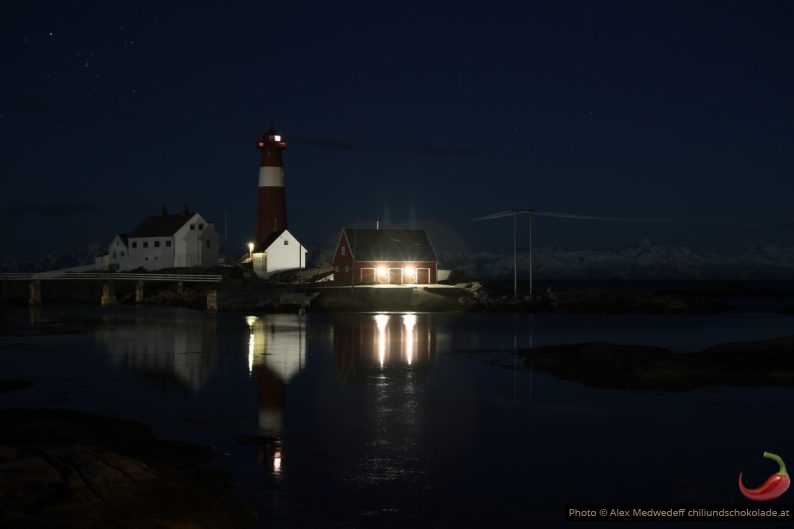 Phare de Tranøy photographié de nuit
