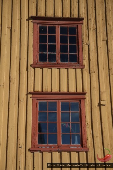 Vieilles fenêtres d'un entrepôt sur la Nidelva