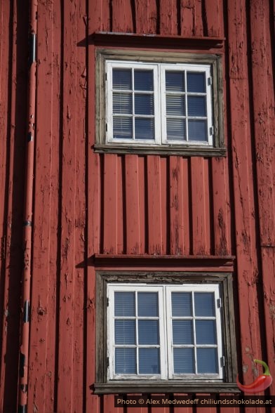 Vieilles fenêtres d'un entrepôt sur la Nidelva