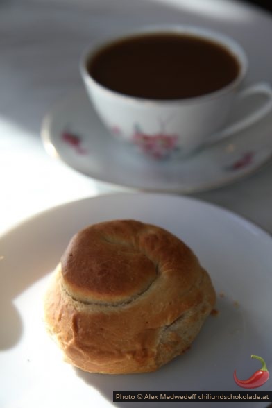 Gâteau à la canelle et café dans Annas Kafé