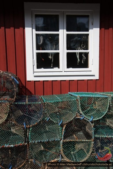 Pièges de homard devant une maison de pêcheur