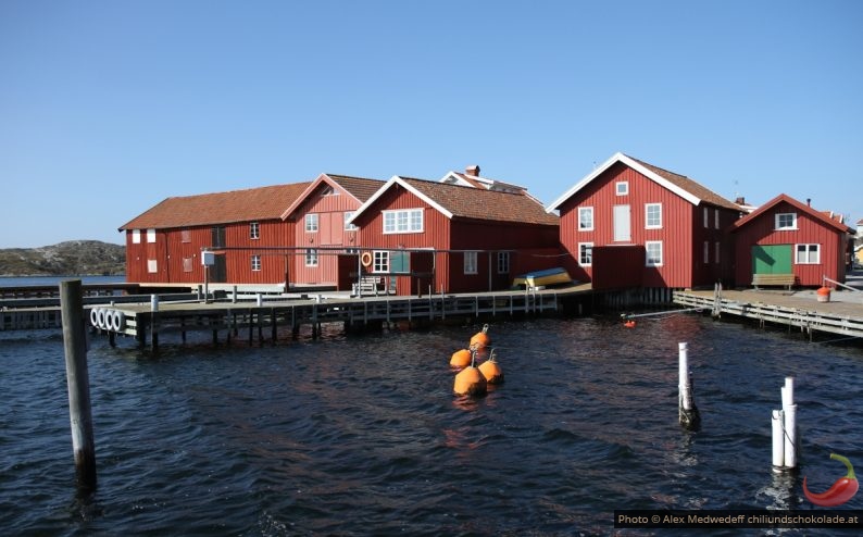 Hangars et maisons de pêcheurs rouges au bord de l'eau
