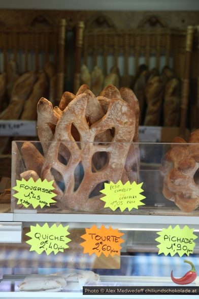 Fougasses dans le camion du boulanger au marché la gare de Menton
