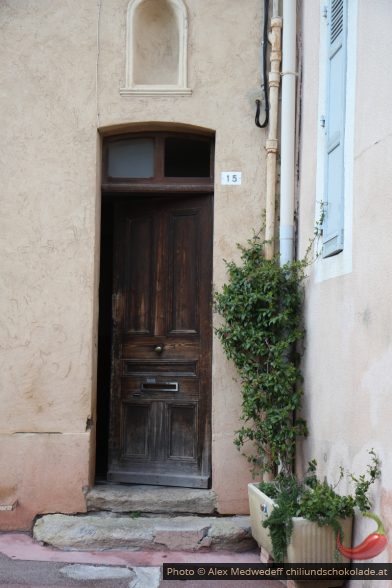Une porte étroite de la vieille-ville de Fréjus