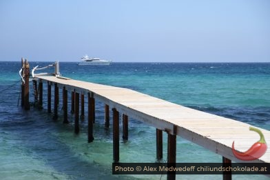 Passerelle sur la plage de Pampelonne