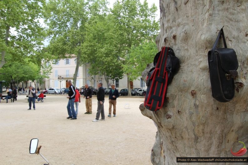 Jeu de pétanque sur le Quai de la Fontaine